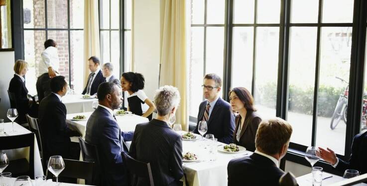 Firmowy bankiet poza siedzibą — kiedy nocleg i regionalne menu upraszczają organizację