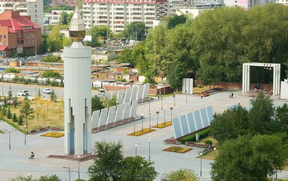 Miejskie cykle Edwarda Dwurnika — jak czytać polskie miasta jako zapis epoki