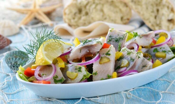 Sałatki z rybą i owocami morza jako lekki posiłek w menu restauracji