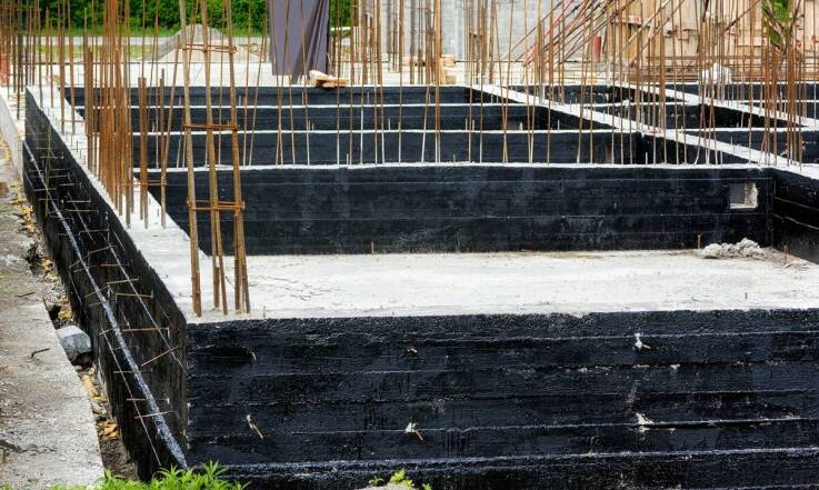 Jak dobrać parametry mieszanki betonowej do fundamentów i posadzki hali przemysłowej