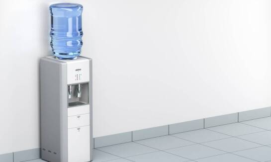 Jak dopasować bezbutlowy dystrybutor do biura i domu, wybierając wersję wolnostojącą lub nablatową