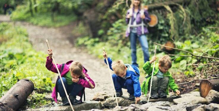 Dzienny wypoczynek poza miastem dla dzieci i harcerzy, gdy liczy się natura i integracja
