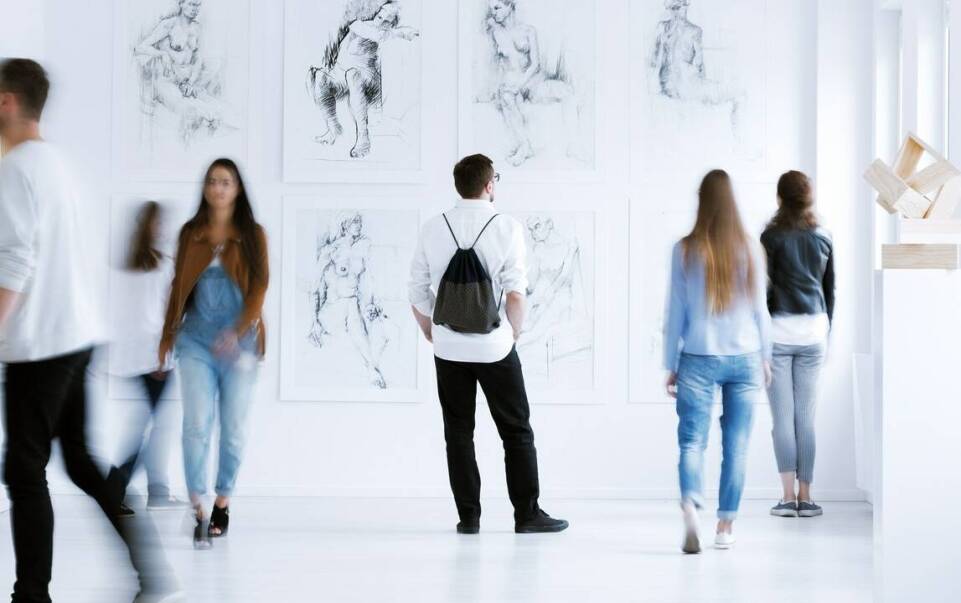 Jak działa komercyjna galeria sztuki w Podkowie Leśnej przy wyborze rysunku i fotografii