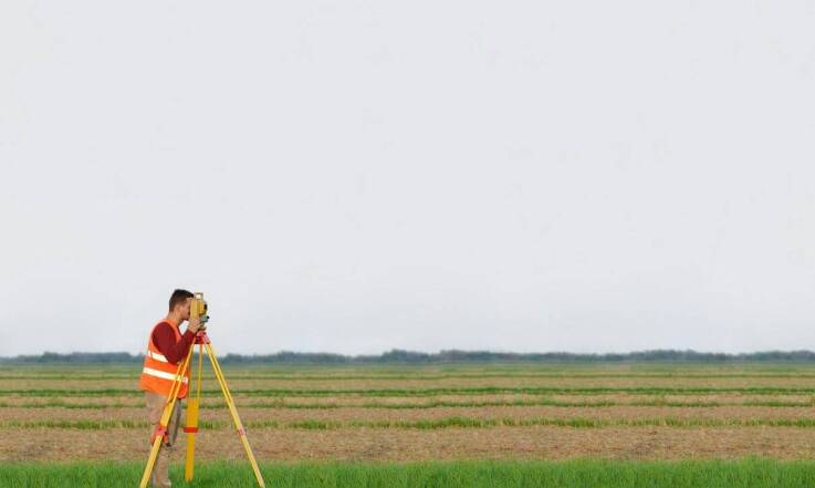 Przed budową i ogrodzeniem: kiedy trzeba wytyczyć granice działki, a kiedy je odtworzyć