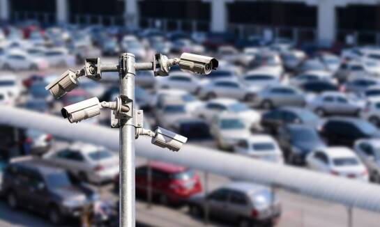 Czas transferu, monitoring i ochrona — co naprawdę decyduje o spokoju na parkingu przy lotnisku