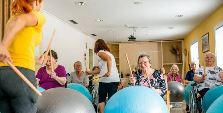 Jak rehabilitacja i terapia zajęciowa wspierają seniora w opiece stacjonarnej po hospitalizacji