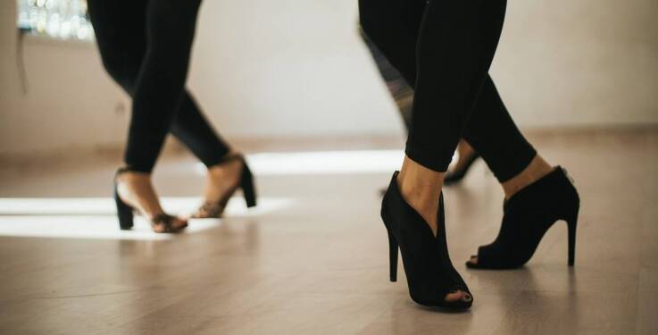 Dlaczego taniec na obcasach zaczyna się od chodu, nie od choreografii