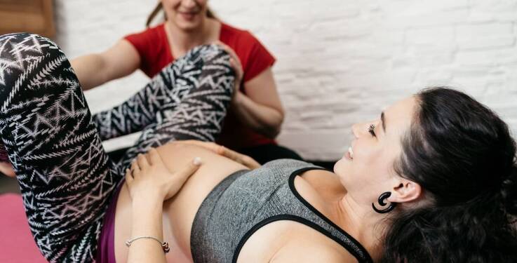 Pilates na reformerze w ciąży: kiedy wspiera kręgosłup, a kiedy wymaga modyfikacji