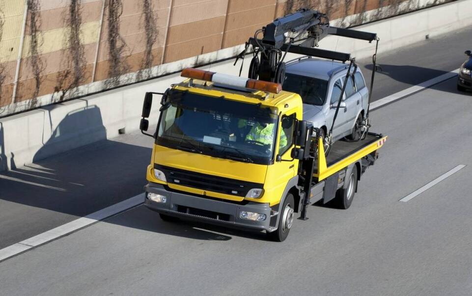 Od czego zależy wycena holowania na autostradzie A4 przy awarii różnych pojazdów