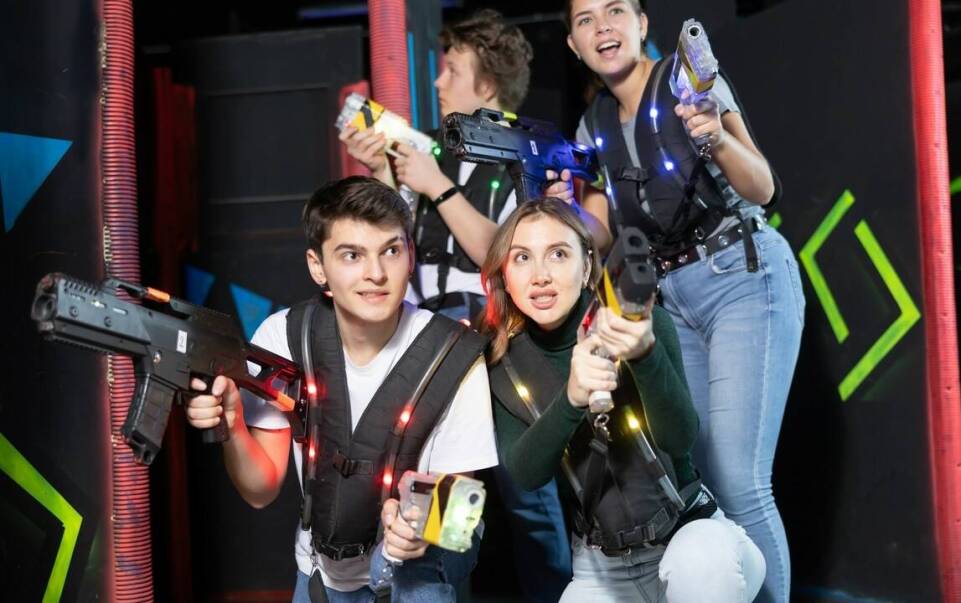 Pierwsza gra laser tag dla grupy — czego uczyć na arenie, a czego w lesie