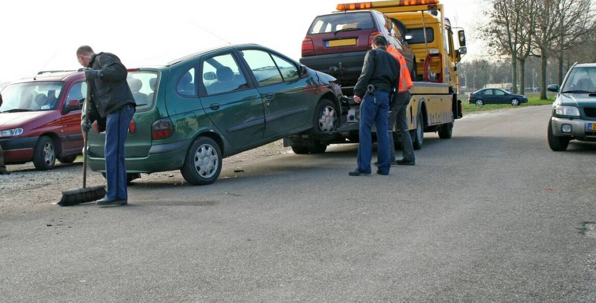 Pierwsze czynności po awarii auta w Mochach — jak przygotować miejsce na lawetę