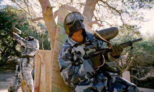 Pierwsza gra na leśnym polu paintballowym w okolicach Gniezna — co warto wiedzieć