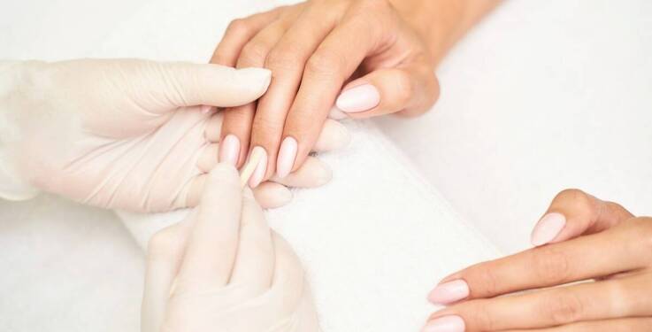 Jak przygotować dłonie przed manicure hybrydowym, by stylizacja wyglądała świeżo dłużej