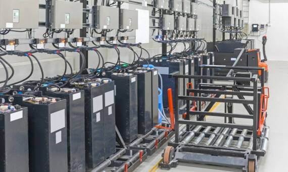 Jak magazyn energii i powłoka termoizolacyjna stabilizują koszty prądu i ogrzewania w średniej firmie