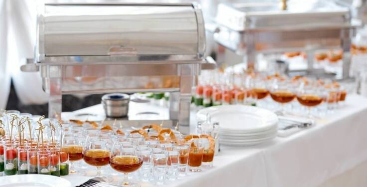 Catering na wesele i konferencję — jak ocenić logistykę, menu i skalę obsługi