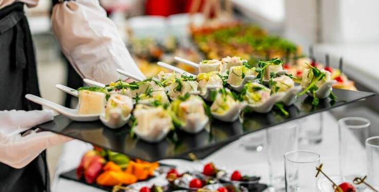 Budżet cateringu na imprezę we Wrocławiu: jak liczba gości i logistyka zmieniają wycenę