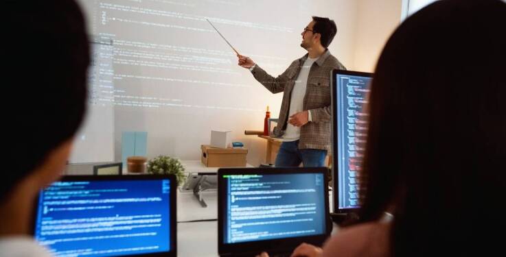 Przygotowanie pedagogiczne dla instruktorów technicznych: kiedy krótszy kurs wystarcza, a kiedy potrzebny jest szerszy program