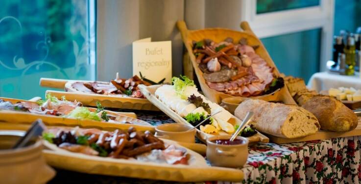 Jak ułożyć menu cateringu z tradycyjnymi daniami na rodzinne przyjęcie lub spotkanie firmowe z myślą o transporcie i serwisie