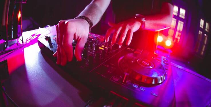 Najczęstsze błędy po kursie DJ-skim podczas pierwszego występu na poznańskiej scenie