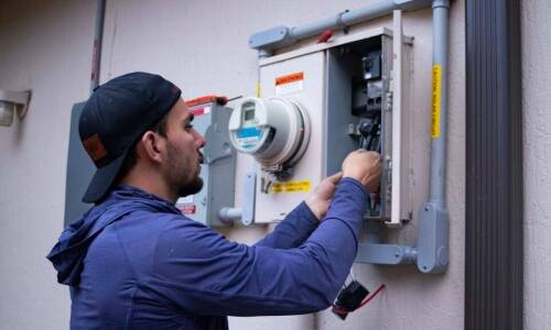 Gdzie instalator zaoszczędzi więcej - w hurtowni instalacyjnej online czy stacjonarnej?