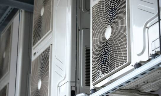 Stabilna temperatura i wilgotność w małej serwerowni — kiedy zwykła klimatyzacja nie wystarcza