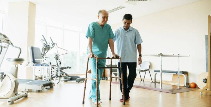 Kiedy senior po udarze, z demencją lub po hospitalizacji potrzebuje stałej opieki medycznej i rehabilitacji