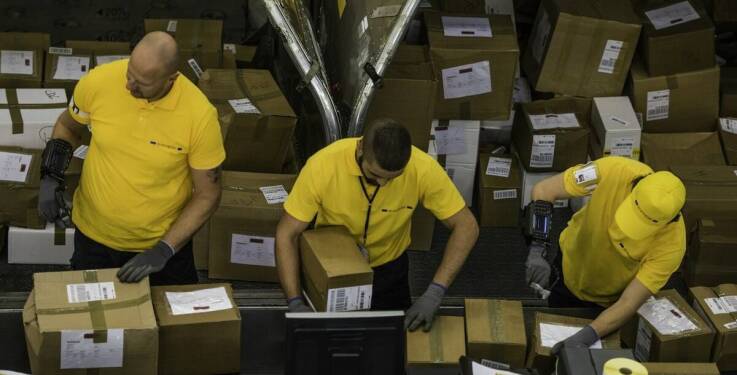 Jak pakowanie usługowe wspiera e-commerce przy zmianach etykiet i zestawów produktowych