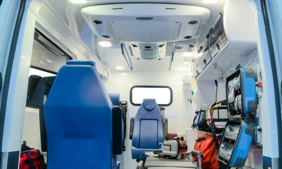 Kiedy chory potrzebuje przewozu z opieką medyczną zamiast zwykłego transportu sanitarnego