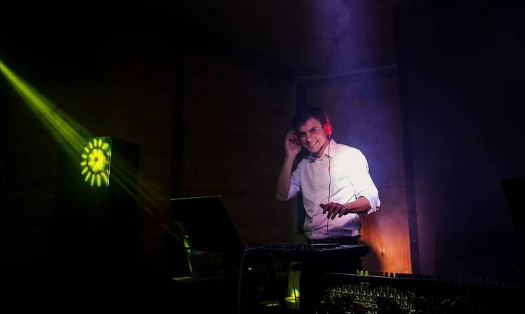 Bal maturalny w szkolnej sali — jak DJ prowadzi studniówkę od poloneza do ostatniego tańca