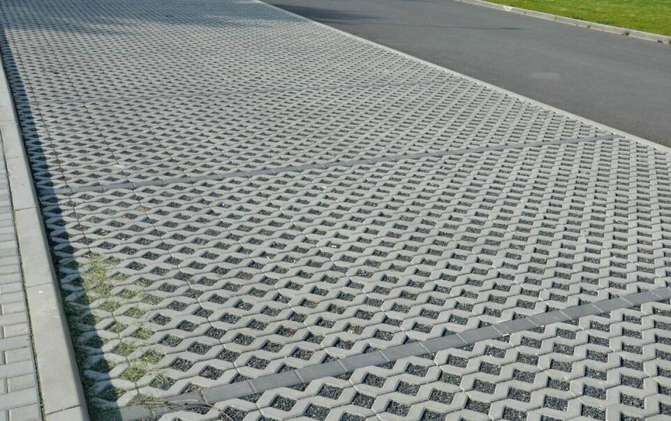 Jak odwodnienie wpływa na trwałość dużych nawierzchni z betonu brukowego