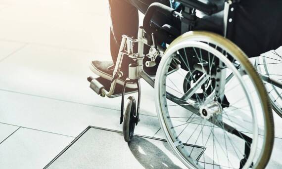 Dlaczego źle ustawiony podnóżek zmienia pozycję siedzącą i obciąża kolana