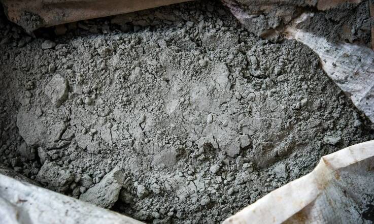 Sucha mieszanka betonowa czy beton towarowy — co sprawdza się przy małej budowie i ograniczonym placu