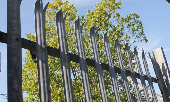 Stal czy aluminium w ogrodzeniu palisadowym — które rozwiązanie lepiej znosi lata użytkowania