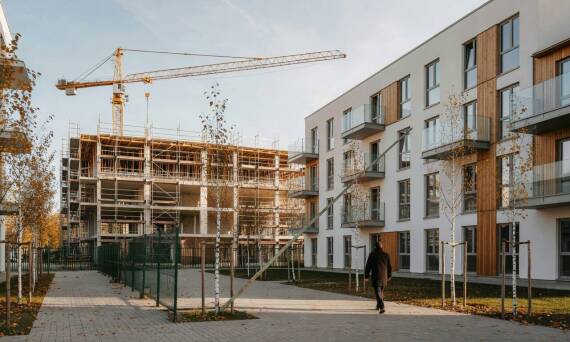 Harmonogramy budów — jak wieloetapowość nowych osiedli wpływa na analizę ofert i planowanie zakupu mieszkania