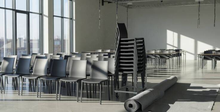 Ograniczony czas montażu na evencie B2B — jak planować wynajem mebli, żeby zdążyć przed startem