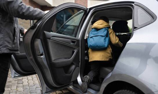 Odbiór dziecka taksówką w codziennych kursach — jak ustalić zasady przekazania
