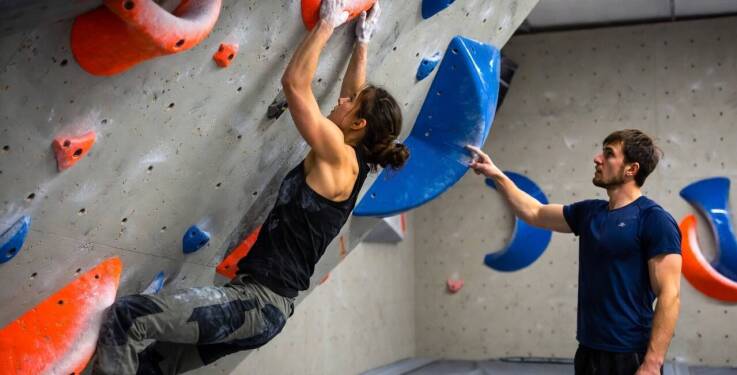 Jak wspinaczka i bouldering wpływają na komunikację, zaufanie i współpracę w firmowym zespole