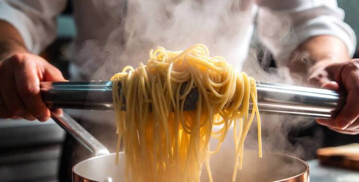 Świeże spaghetti w lokalu włoskim — dlaczego tekstura zmienia odbiór dania