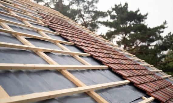 Akcesoria, które decydują o trwałości dachu z dachówki ceramicznej na Mazowszu